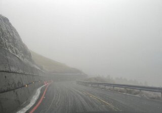 合歡山降冰霰車輛受困 台14甲線夜間預警封閉