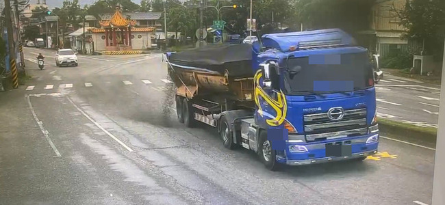 大貨車花蓮省道沿路掉砂石 釀機車摔車母嬰受傷 | 華視新聞