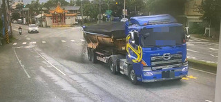 大貨車花蓮省道沿路掉砂石 釀機車摔車母嬰受傷