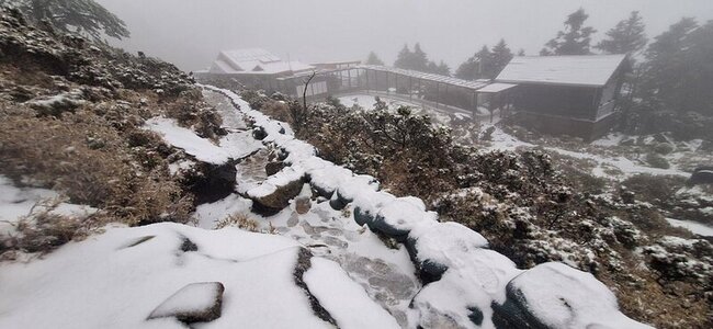 嘉明湖下雪 山友開心喊運氣真好 | 華視新聞