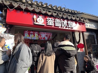 蜜雪冰城涉食安問題被查 中國消費者稱便宜願原諒