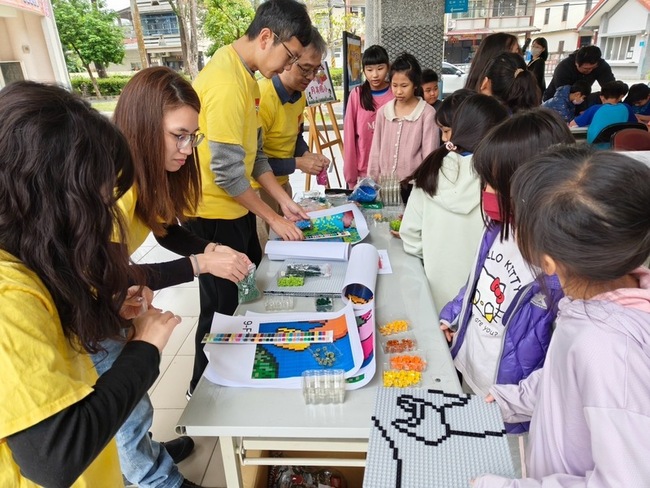 高雄兒童藝術節 600偏鄉學生用樂高拼巨型地標 | 華視新聞