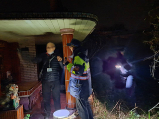 長者掃墓扭傷腳踝  瑞芳女警暗夜深入墓仔埔救援