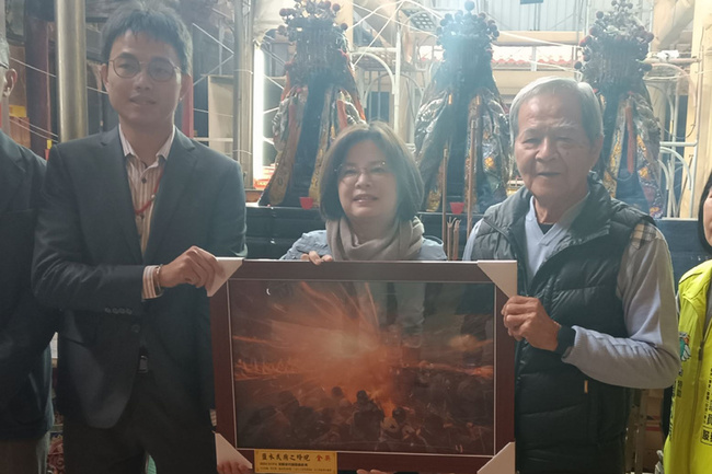 攝影師拍鹽水蜂炮獲國際獎項 作品捐武廟留存 | 華視新聞