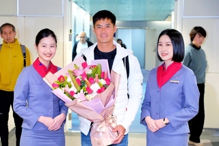 陳偉殷引退返台  逾百名曾接受指導小球員接機