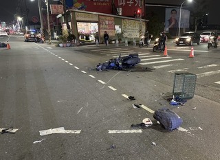 高雄機車騎士擦撞倒地  路過男大生CPR搶救獲好評