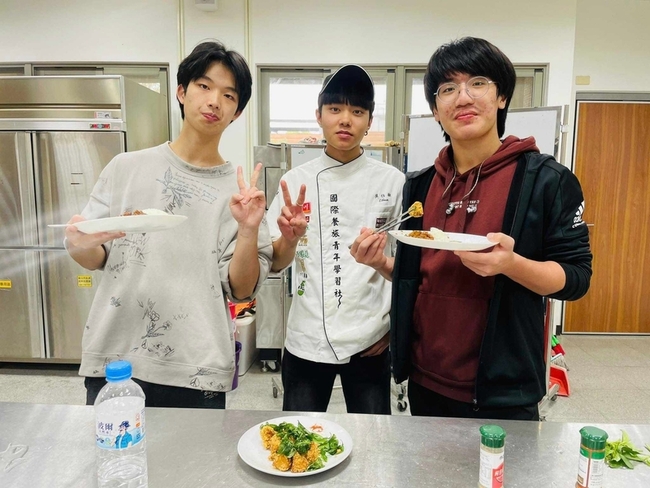 中科實中雙語部畢業生 烹飪專題留住台灣味記憶 | 華視新聞