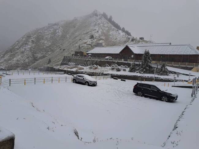 合歡山降雪達11公分 行駛鳶峰至大禹嶺須掛雪鏈 | 華視新聞