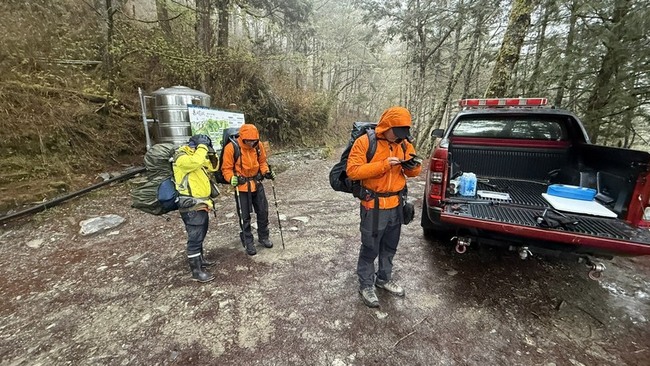 嘉明湖步道76歲山友突癱軟 消防員冒低溫救下山 | 華視新聞