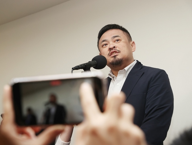 逾80歲聘外籍看護免評  洪申翰：擬雙軌措施降衝擊 | 華視新聞