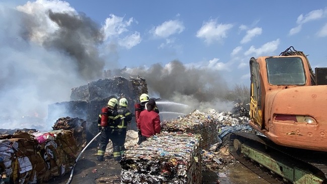 馬公市回收場廢棄紙類機車竄燒 消防持續搶救 | 華視新聞