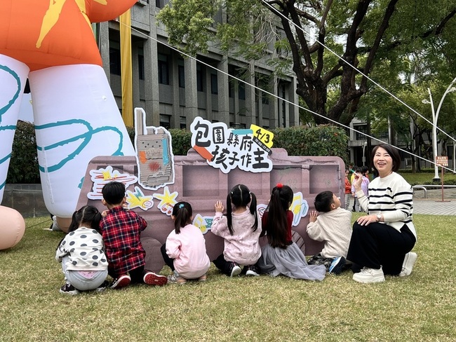 屏東兒童節「包圍縣府」 彩繪公車、模擬一日縣長 | 華視新聞