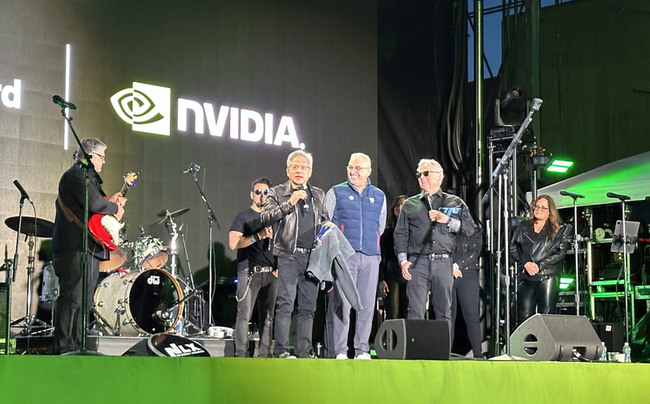 黃仁勳現身GTC夜市  高喊買輝達外帶台式乾麵 | 華視新聞