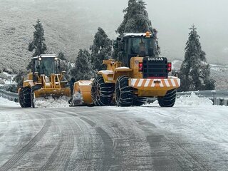 合歡山積雪11.5公分恐結冰 台8及14甲線夜間封閉