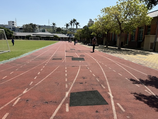 台中清水國小操場逾年限且跑道破損  立委爭取整建 | 華視新聞