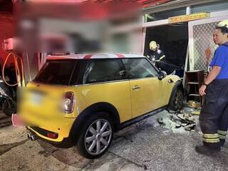 高雄男深夜疲勞駕駛撞進民宅 幸無人傷