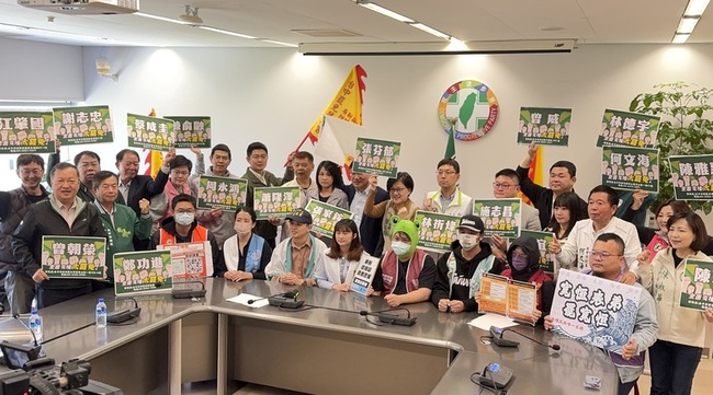 自稱顏寬恒表弟高舉罷免牌  顏辦：家族查無此人 | 華視新聞