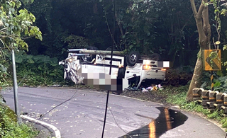 垃圾車陽明山不慎撞電線桿翻覆  女駕駛輕傷