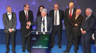 多國領袖齊聚柏林世界論壇 人手一張賴總統賀電