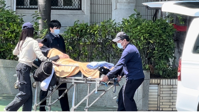 前警政監林明佐躺擔架 搭復康巴士離開看守所 | 華視新聞