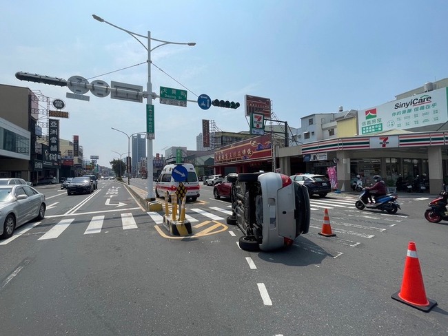台南北區汽車左轉擦撞分隔島翻車 2人送醫 | 華視新聞