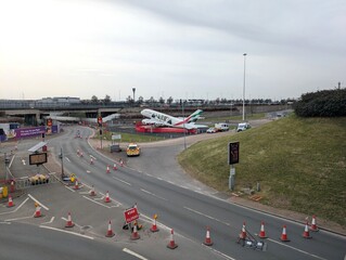 倫敦希斯羅機場提早恢復運作 旅客怨應變措施不足