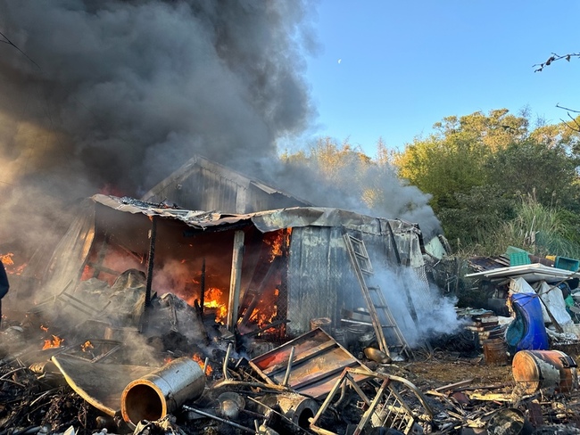 新北金山民宅旁資收物大火  住戶逃出2犬喪生 | 華視新聞