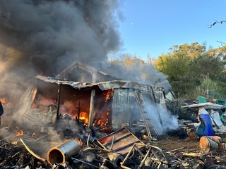 新北金山民宅旁資收物大火  住戶逃出2犬喪生