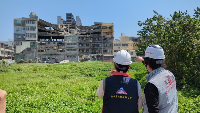 台中清水住宅大樓部分倒塌 初判有海砂屋狀況 | 華視新聞