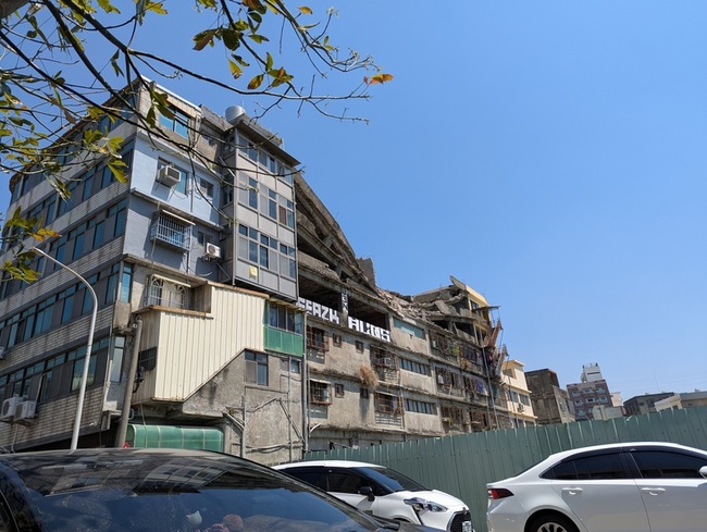 台中清水大樓部分倒塌 將清除掉落物再評估處置 | 華視新聞