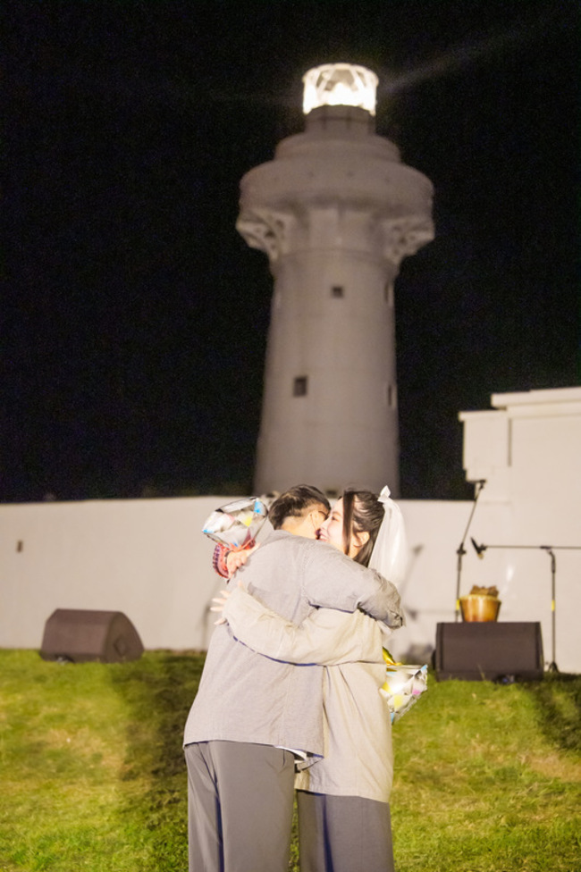 恆春草地觀星音樂會沾喜氣 新人交換汽球戒指 | 華視新聞