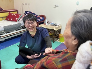 走出白色巨塔走進病人家  小鎮醫師為長者辛勞