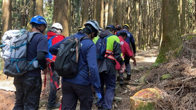 60歲婦特富野健行掉隊倒地趴臥 現場急救2小時不治 | 華視新聞
