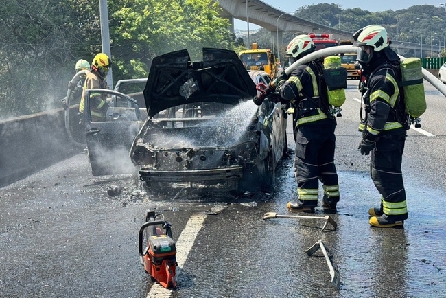 國道1號楊梅段火燒車全燬  駕駛及時逃出 | 華視新聞
