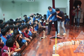 生活科技課變骨牌秀 學生迷上科學捨不得下課