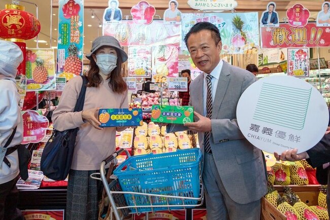 嘉義縣鳳梨酥首度進軍日本超市 翁章梁到場推廣 | 華視新聞