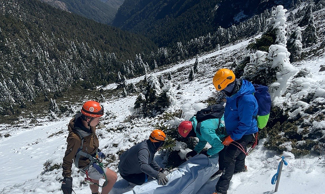 2同事攀玉山墜谷 友發現遺留物從此天人永隔 | 華視新聞