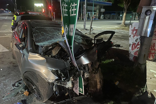 台南白河自小客疑自撞號誌桿 駕駛傷重不治