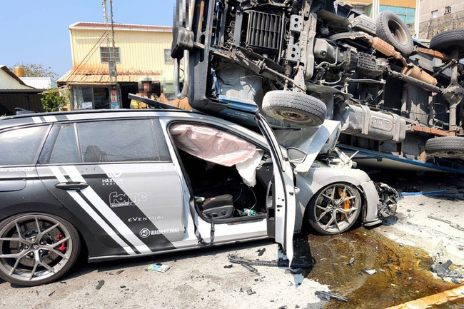 台南仁德車禍 貨車側翻壓自小客車頭1不治2傷 | 華視新聞