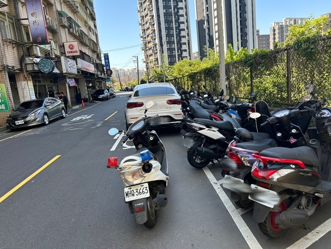 新北淡水翁駕車疑突打噴嚏失控  撞倒路旁10機車 | 華視新聞