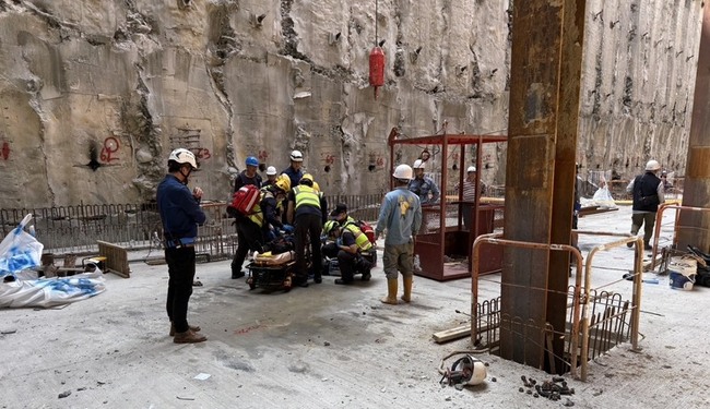 台中建築工地意外  工人失足墜落頭部創傷送醫 | 華視新聞