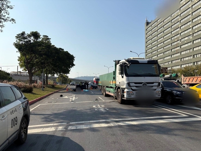 北市承德路2車擦撞  7旬騎士傷重不治 | 華視新聞