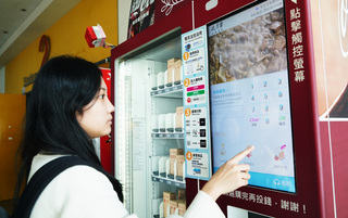 文大引進滷味自動販賣機  24小時美味不間斷