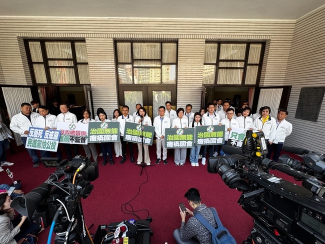 綠占主席台杯葛議事 藍嗆開會到午夜 | 華視新聞