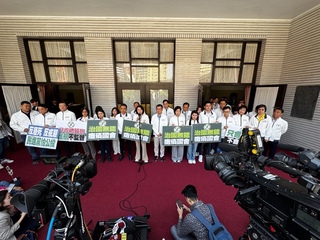 綠占主席台杯葛議事 藍嗆開會到午夜