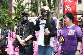 亞亞訴求內政部撤銷處分 抗議民眾包圍嗆滾回去