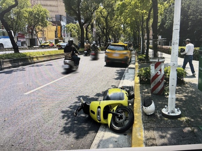北市機車閃避前車不及 滑進人行道釀2人輕傷 | 華視新聞