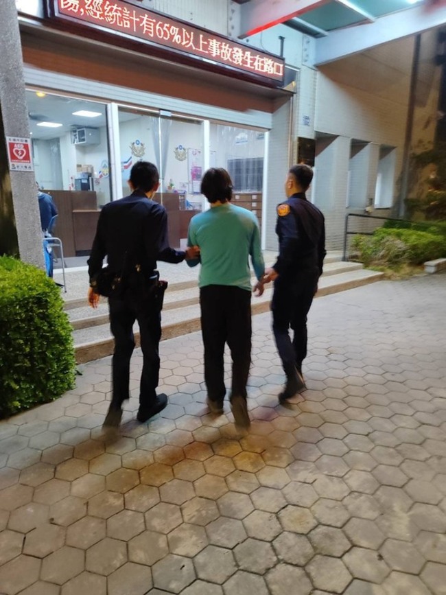 台中男戴假生殖器驚世逛大街 涉公然猥褻送辦 | 華視新聞