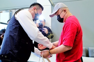 涉貪前軍官李振育押解返台  調查局上銬送桃檢歸案