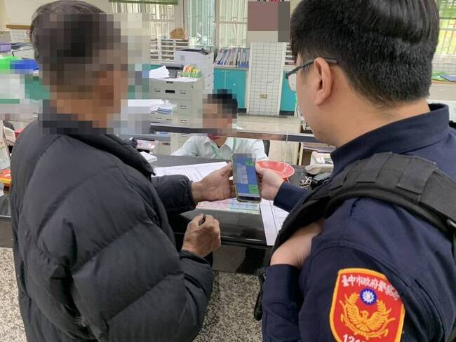 兒傳訊要借10萬元 台中男衝郵局欲匯款險遭詐 | 華視新聞